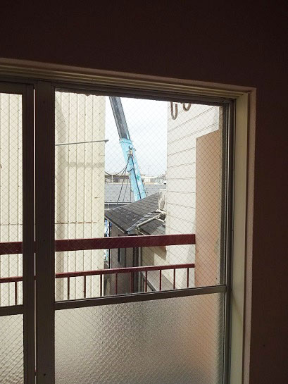 エアコン冷媒管用の穴あけ作業