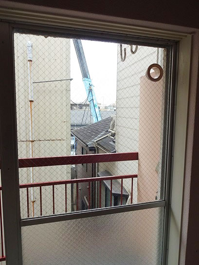 エアコン冷媒管用の穴あけ作業