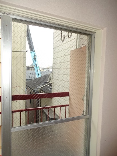 エアコン冷媒管用の穴あけ作業