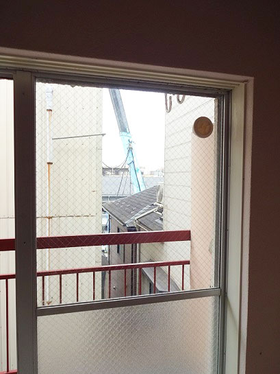 エアコン冷媒管用の穴あけ作業